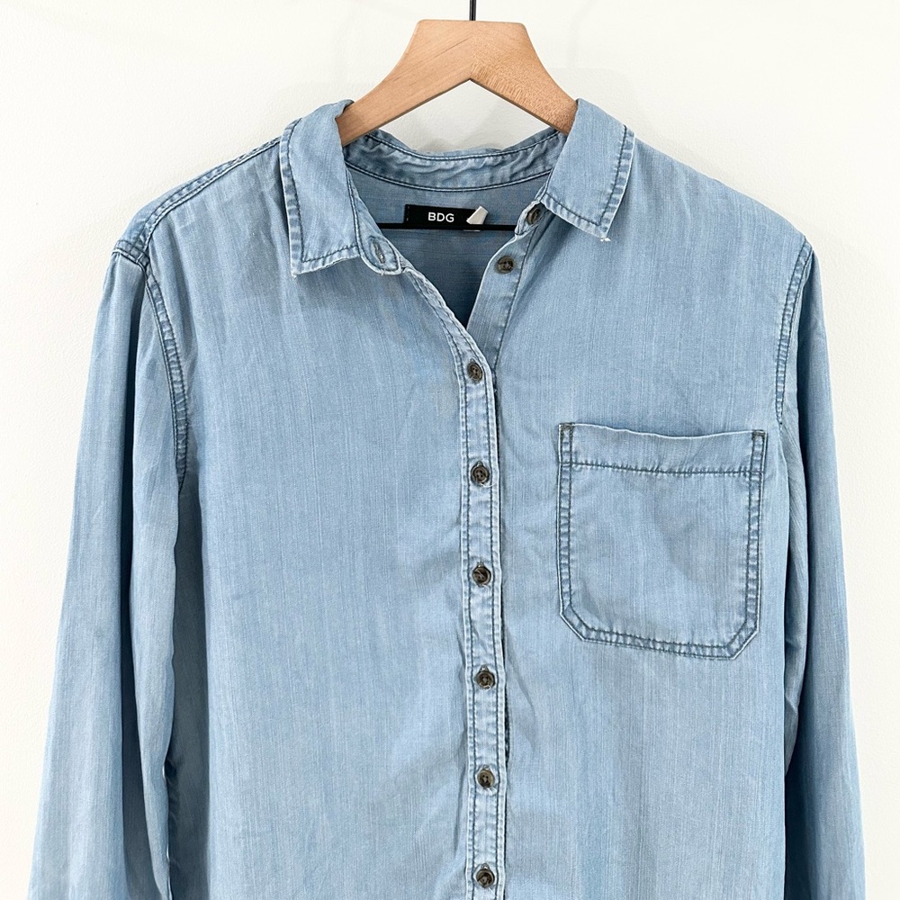 Bdg Chambray Button Front Top Size Medium - image 3